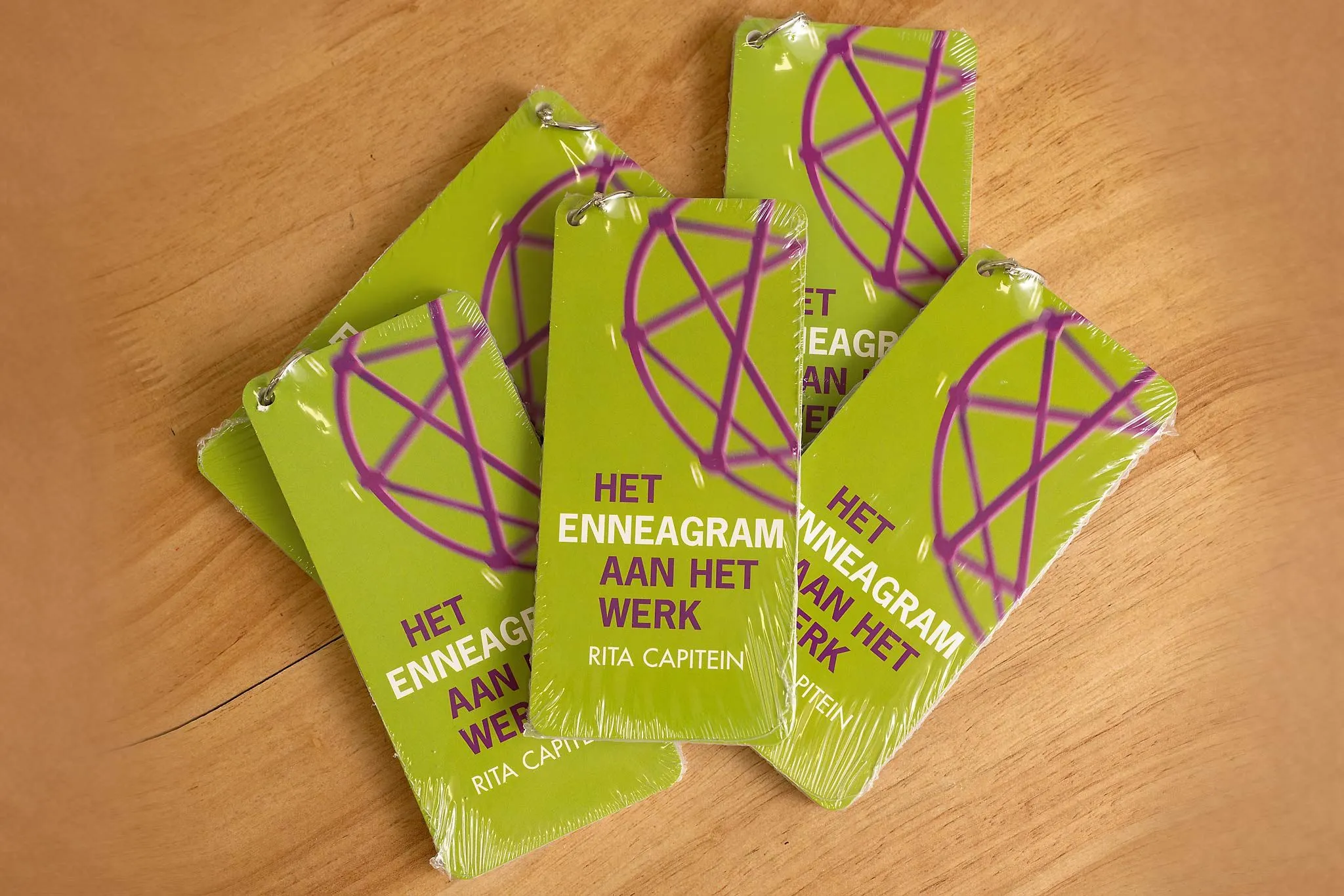 Vijf exemplaren van de Enneagramwaaier Het Enneagram aan het werk